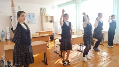 В школе регулярно проводится утренняя зарядка.