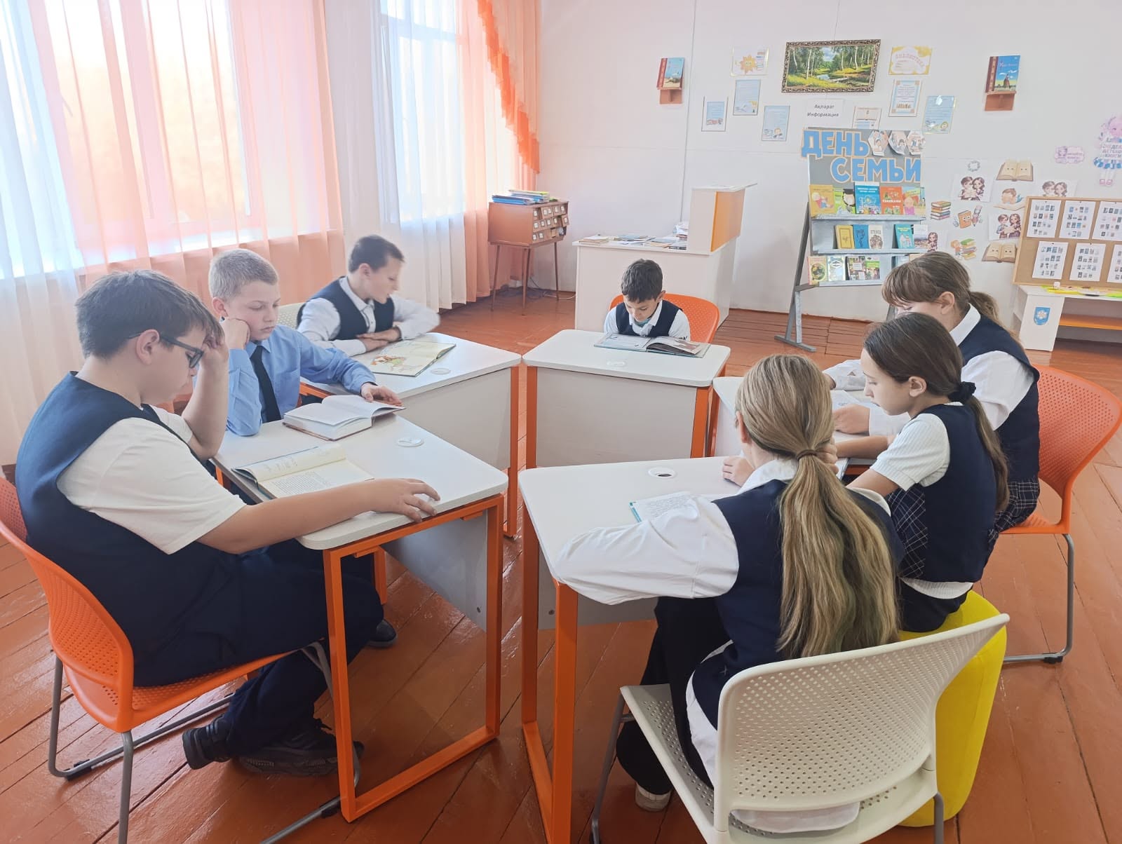 В нашей школе в рамках проекта «Балалар кітапханасы» состоялась познавательная беседа у книжной полки.
